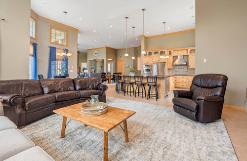 Alexandria House | "The Luxe" on Lake Carlos