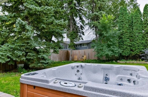 Tuxedo House | The Luxury 5 BR house W/hot tub, fast internet, office and free parking