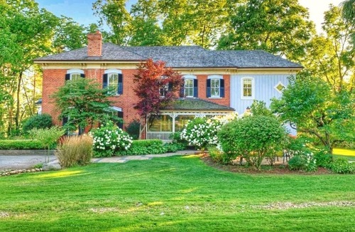 Norval House | the Luxury Liard House, Historic 4bed country home