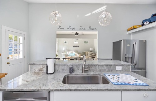 Issue House | The Lyellton House: 6 Bd 4Ba - Steps to Shops & Shore - Pet Friendly