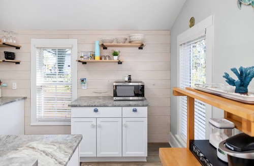 Issue House | The Lyellton House: 6 Bd 4Ba - Steps to Shops & Shore - Pet Friendly