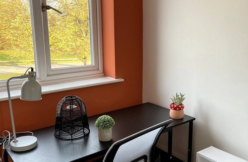 Tunstall House | The Lyme Lounge - Spacious & Modern 3 Bed- Parking