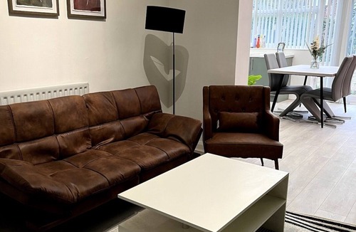 Tunstall House | The Lyme Lounge - Spacious & Modern 3 Bed- Parking