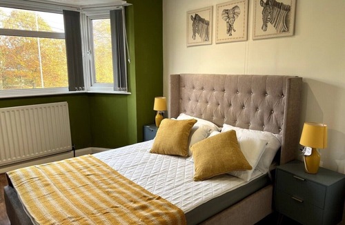 Tunstall House | The Lyme Lounge - Spacious & Modern 3 Bed- Parking