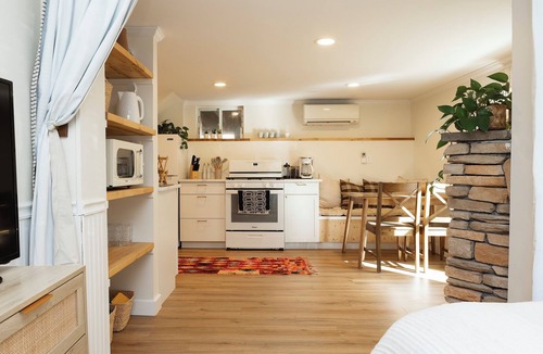 Black Mountain House | The Mac House - With a Hot Tub!