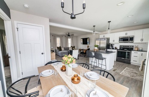 Madison Heights House | The Madison, 5 Minutes to Downtown, Firepit and Deck!