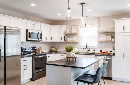 Madison Heights House | The Madison - 5 Minutes to Downtown, Firepit and Deck!