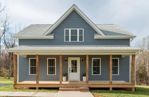 Madison Heights House | The Madison - 5 Minutes to Downtown, Firepit and Deck!
