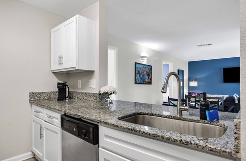 Pleasant Valley Apartment | The Magenta - Bold Design + Prime Location + Sleeps 10 + Amenities