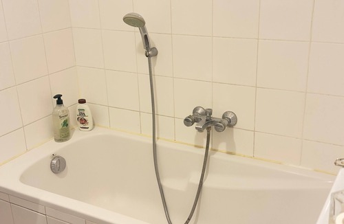 Drancy Centre Apartment | The Magnificent Ground Floor Apartment 'Trois Personnes Drancy' with Shared Garden & Wi-Fi