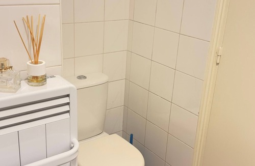 Drancy Centre Apartment | The Magnificent Ground Floor Apartment 'Trois Personnes Drancy' with Shared Garden & Wi-Fi