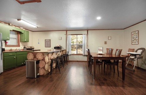 Pencil Bluff Cabin | The Magnolia — A River-View Bungalow with Hot Tub