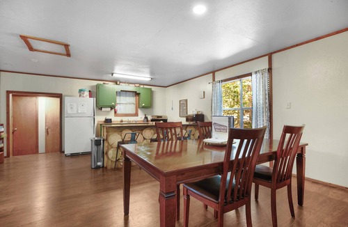 Pencil Bluff Cabin | The Magnolia — A River-View Bungalow with Hot Tub