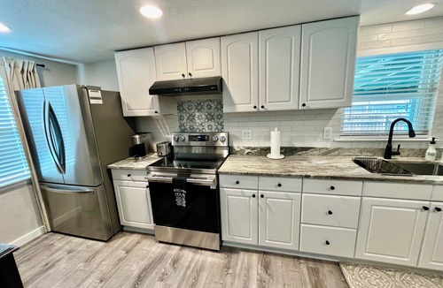 La Vernia House | The Magnolia Cottage, La Vernia: Charming Cozy house in downtown La Vernia!