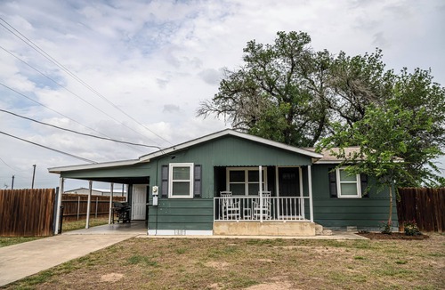 La Vernia House | The Magnolia Cottage, La Vernia: Charming Cozy house in downtown La Vernia!