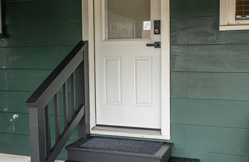 La Vernia House | The Magnolia Cottage, La Vernia: Charming Cozy house in downtown La Vernia!