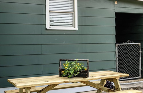 La Vernia House | The Magnolia Cottage, La Vernia: Charming Cozy house in downtown La Vernia!