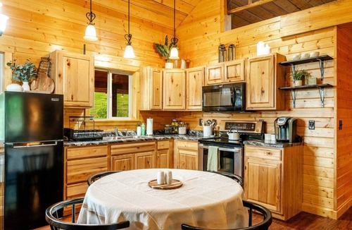 Banner House | The Magpie Cabin - it's adorable & close to town!