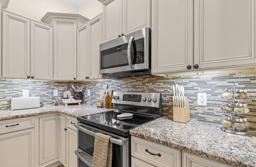 Madison House | The Main Stay - Steps from Ohio River, Shopping, & Dining on Main St