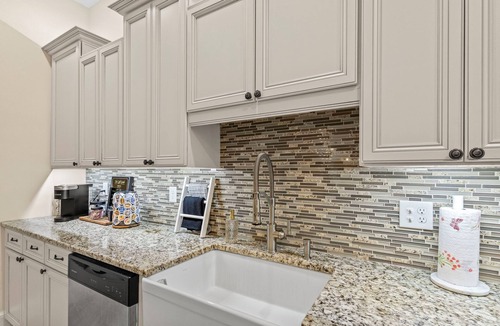 Madison House | The Main Stay - Steps from Ohio River, Shopping, & Dining on Main St