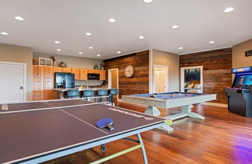 Bryson City Cabin | The Majestic (Large Private Seasonal Pool)