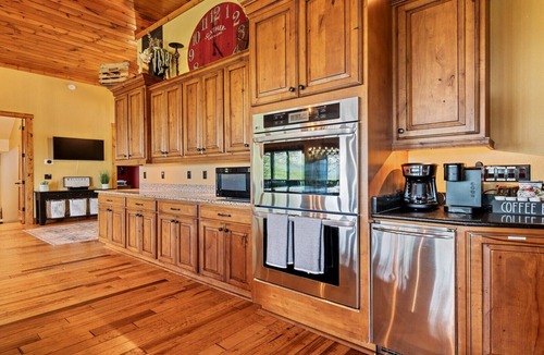 Bryson City Cabin | The Majestic (Large Private Seasonal Pool)
