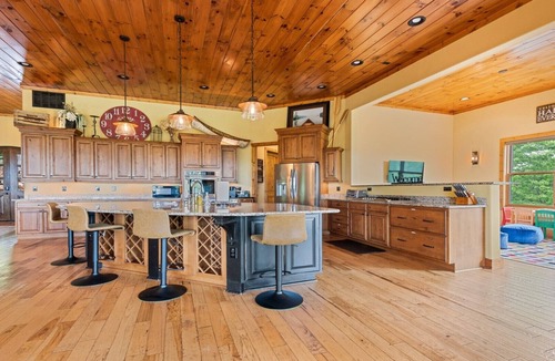 Bryson City Cabin | The Majestic (Large Private Seasonal Pool)