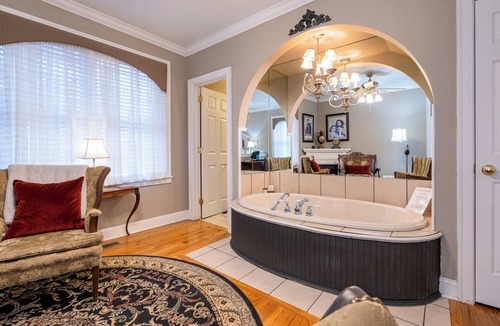 East of Broadway Hotel | The Majestic Spa | King Suite | The Empress Hotel