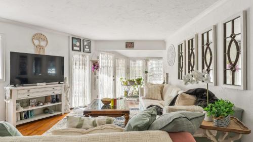 Calabasas House | The Malibu Retreat Estate Guest House by AvantStay