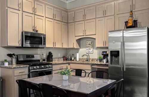East Market District House | The Manhattan ~ Hot Tub, Fire Pit, Grill & Chill