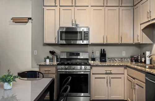 East Market District House | The Manhattan ~ Hot Tub, Fire Pit, Grill & Chill