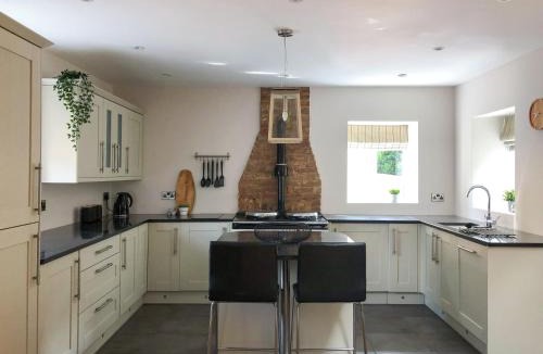 Earls Barton House | The Manor Barn