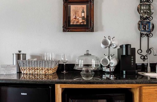 Fredericksburg Cabin | The Manor Haus at Messina Hof Hill Country Winery-Paris Haus