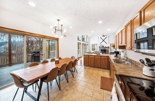 Tannersville Cabin | The Maple Lodge at Camelback is a modern, three-level mountain retreat located in the highly desirable Northridge community, just 5 minutes from Camelback Mountain and 2 minutes from Aquatopia Indoor Waterpark. Under two hours from Manhattan.