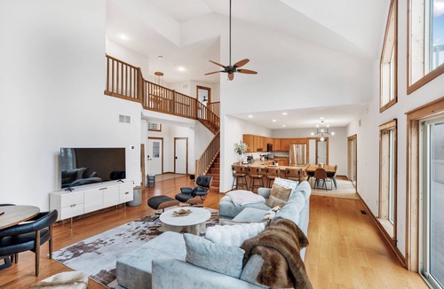 Tannersville Cabin | The Maple Lodge at Camelback is a modern, three-level mountain retreat located in the highly desirable Northridge community, just 5 minutes from Camelback Mountain and 2 minutes from Aquatopia Indoor Waterpark. Under two hours from Manhattan.