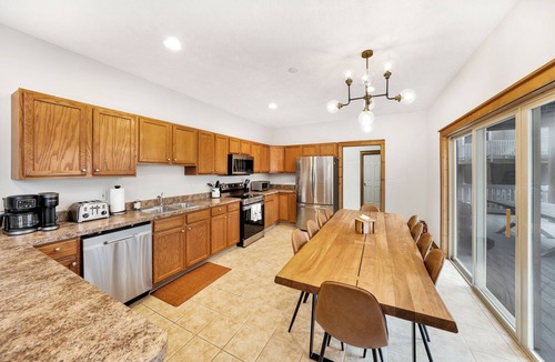 Tannersville Cabin | The Maple Lodge at Camelback is a modern, three-level mountain retreat located in the highly desirable Northridge community, just 5 minutes from Camelback Mountain and 2 minutes from Aquatopia Indoor Waterpark. Under two hours from Manhattan.