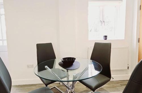 Farnham Apartment | The Maple Suite