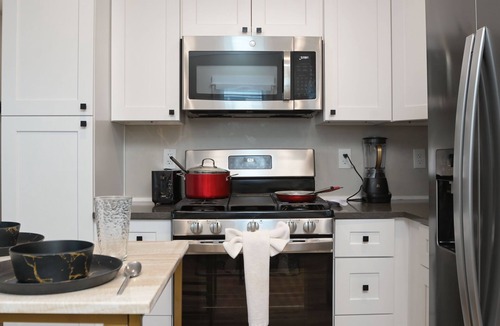 Near East Side House | The Marbled Speakeasy - Luxury Home w/backyard. 3 minutes to the Alamo!