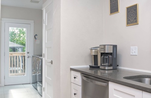 Near East Side House | The Marbled Speakeasy - Luxury Home w/backyard. 3 minutes to the Alamo!