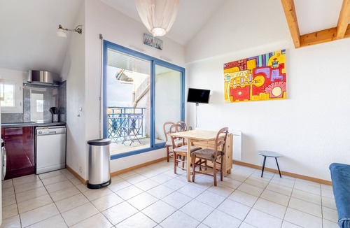 Pornic Apartment | The Marin’s Cabin, pool, sleeps 4
