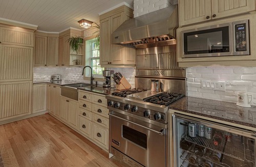Gore House | The Mariposa - stunning waterfront with hot tub!