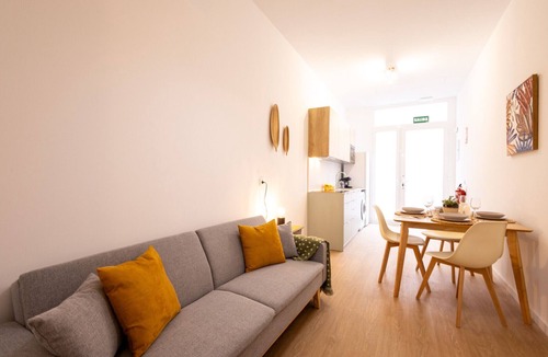 Aiora Apartment | The Maritim Metro Station Suite 02 by Florit Flats