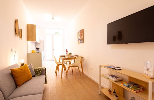 Aiora Apartment | The Maritim Metro Station Suite 02 by Florit Flats