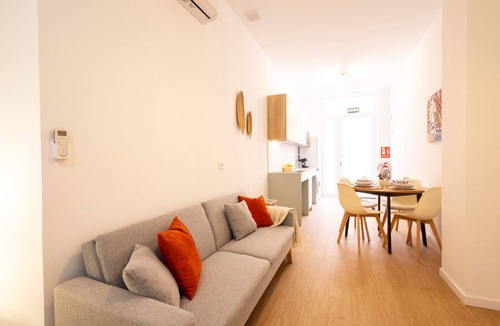 Aiora Apartment | The Maritim Metro Station Suite 01 by Florit Flats