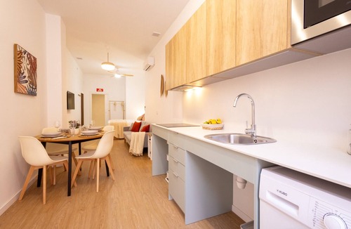 Aiora Apartment | The Maritim Metro Station Suite 01 by Florit Flats