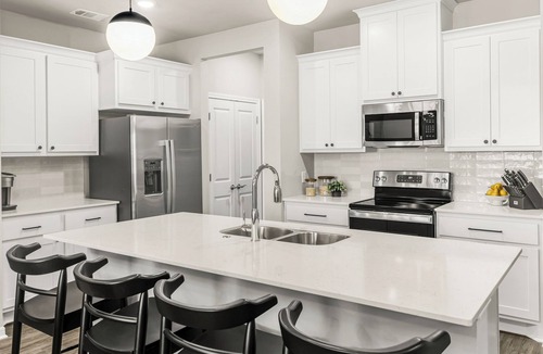 Bryan Condo | The Mark, B/CS - Luxurious 2BD/2BA condo 5 min from Downtown Bryan - New Listing