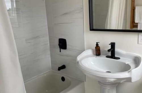 Port Dufferin Hotel | The Marmalade Motel