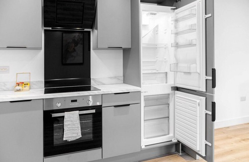 Smethwick Apartment | The Marsons Collection- 2 Bed Apartment- Parking