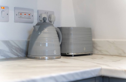 Smethwick Apartment | The Marsons Collection - 2 Bed Apartment - Parking