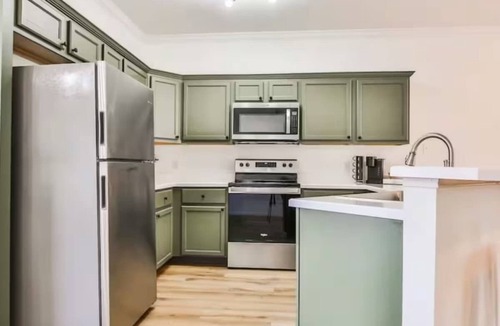 North Overton Apartment | The Matador Flat - 2BR/2.5BA - Sleeps 6